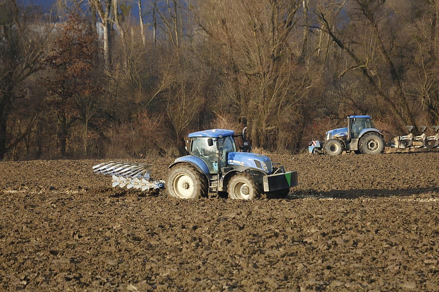Traktor, Bodenbearbeitung, Feld, Boden, Pflug, Landwirtschaft, Reversibler Pflug, Bauernhof, Schmutz, ländliche Szene, Arbeiten