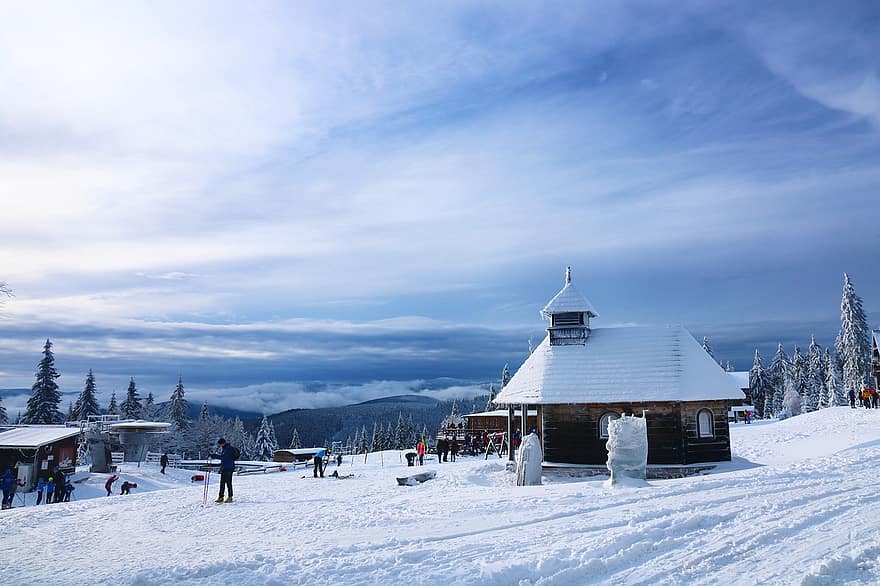 Kapelle, Schnee, Berg, Stadt, Dorf, Gebäude, Menschen, Winter, kalt, Tourismus, schneebedeckt, alpin
