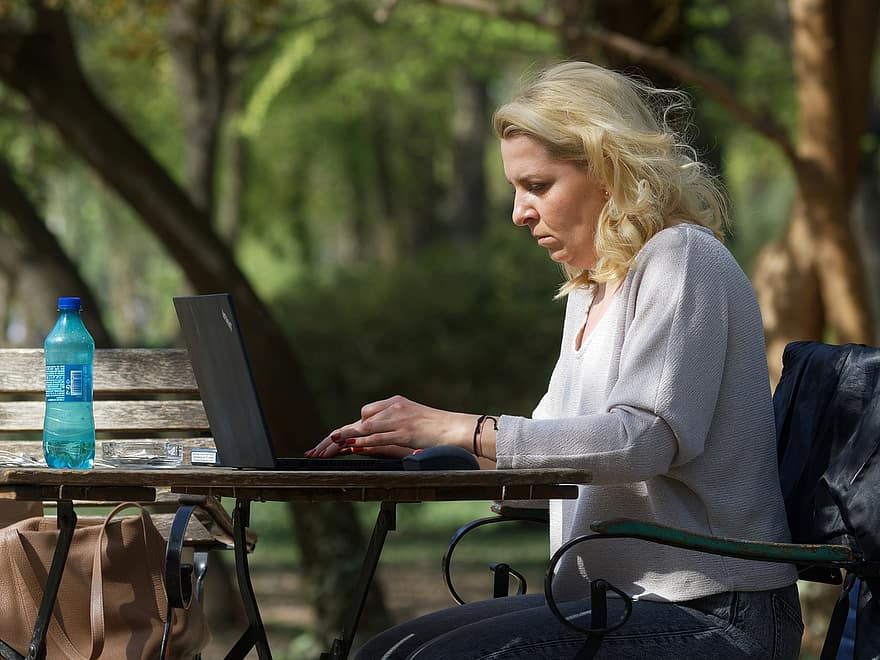 donna, lavoro, parco, all'aperto, lavorare da qualsiasi luogo, il computer portatile, donne, una persona, stili di vita, adulto, seduta