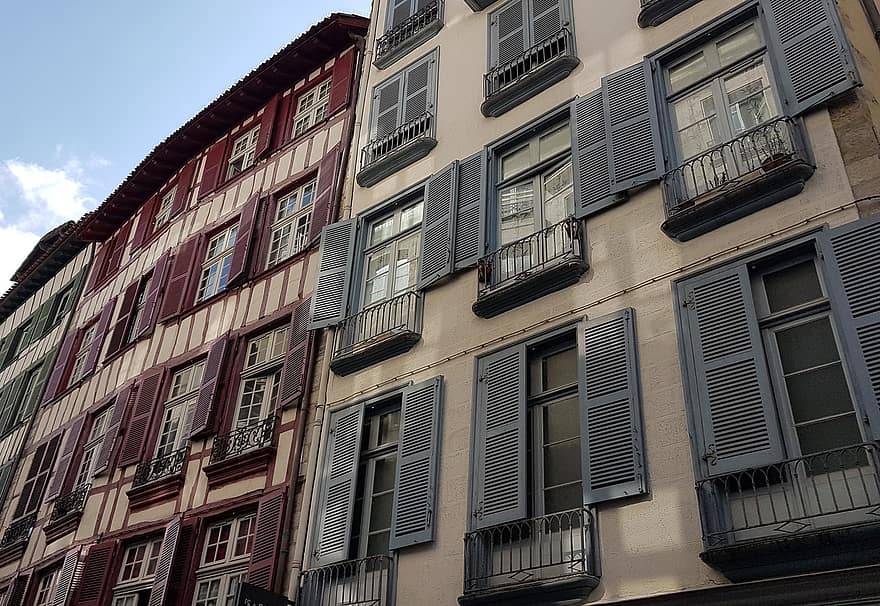 Francouzské Baskicko, budova, obytný dům, fasáda, okenice, okno, architektura, exteriér budovy, závěrky, stavba, starý