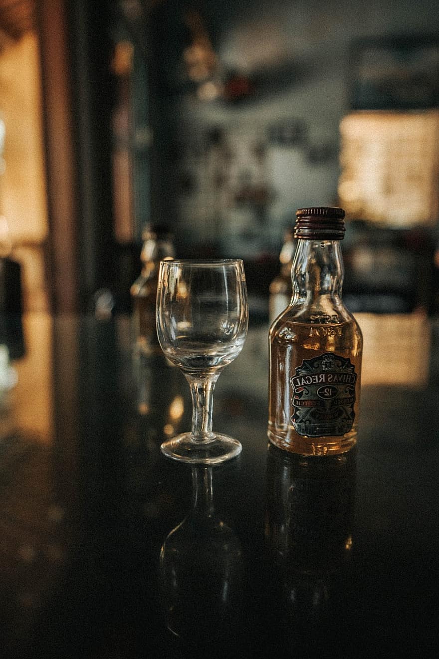 Chivas Regal, mini láhev, miniaturní, malá láhev, skotská, whisky, sklenka, likér, napít se, nápoj, alkoholický nápoj