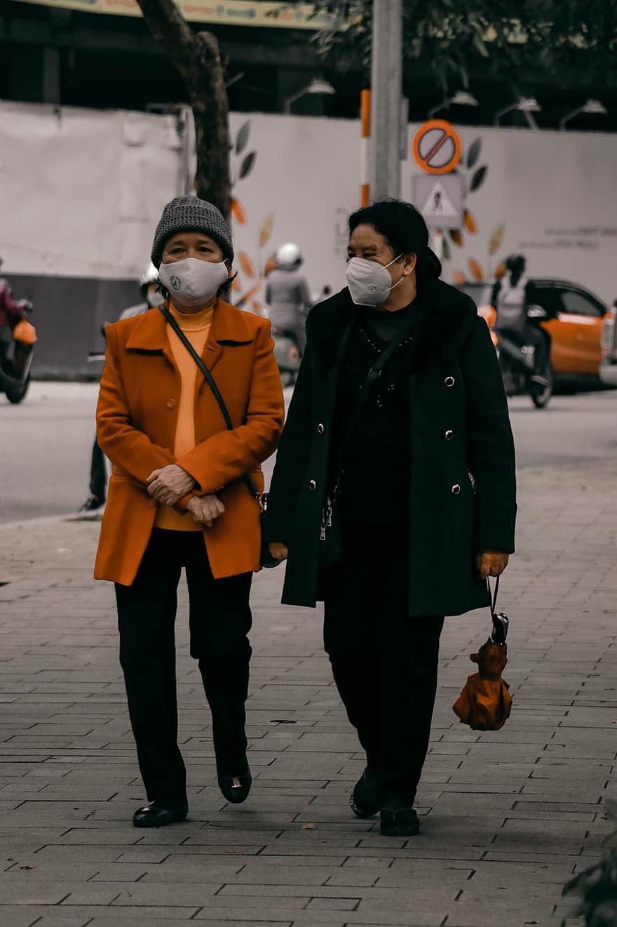 Kvinder, ansigtsmaske, pandemi, Ny normal, beskyttelse, udendørs, by, by-, gade, vietnam, hanoi