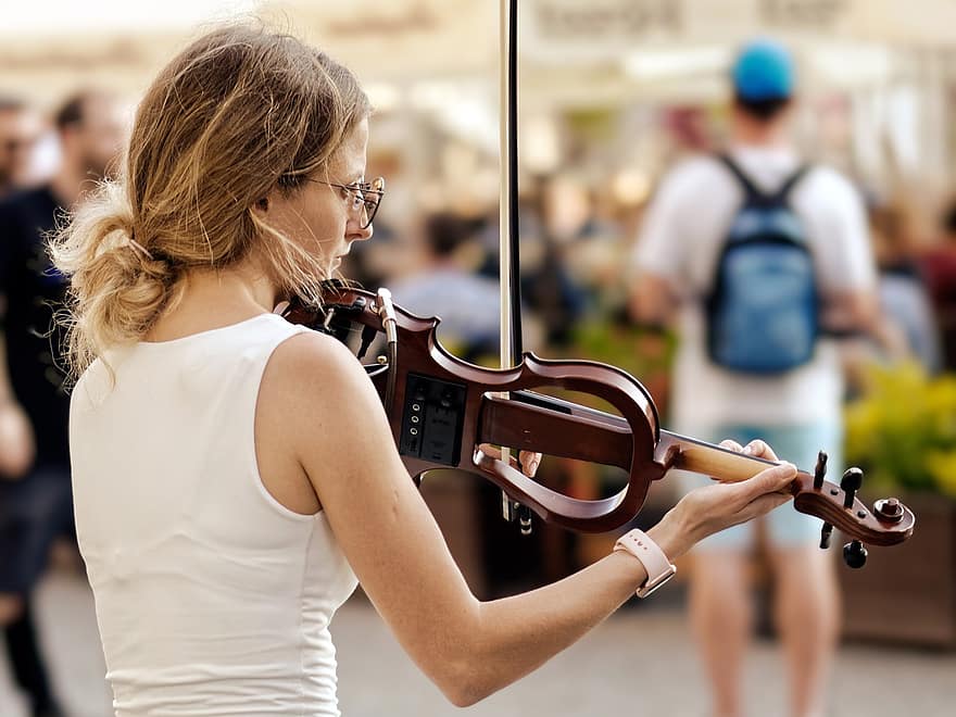 pouliční umělec, housle, hudba, nástroj, hudební nástroj, hudebník, pouliční představení, hraní, žena, veřejné náměstí, cestovní ruch