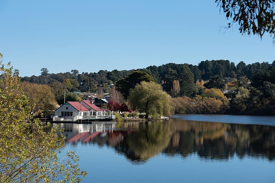 湖、ボートハウス、反射、Lake Daylesford、水、木、家、建物、自然、風景、風光明媚な