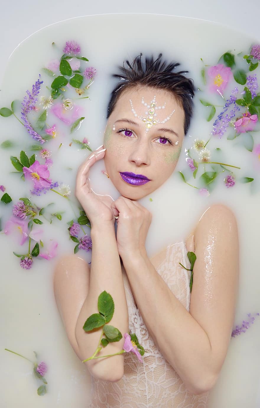 Tyttö Kylpyammeessa, maitokylpy, lehdet, kukat, violetti, silmut, kylpy maitoa, Kylpy kukkien kanssa, meikki, Rentoudu kylpyhuoneessa, kylpylä