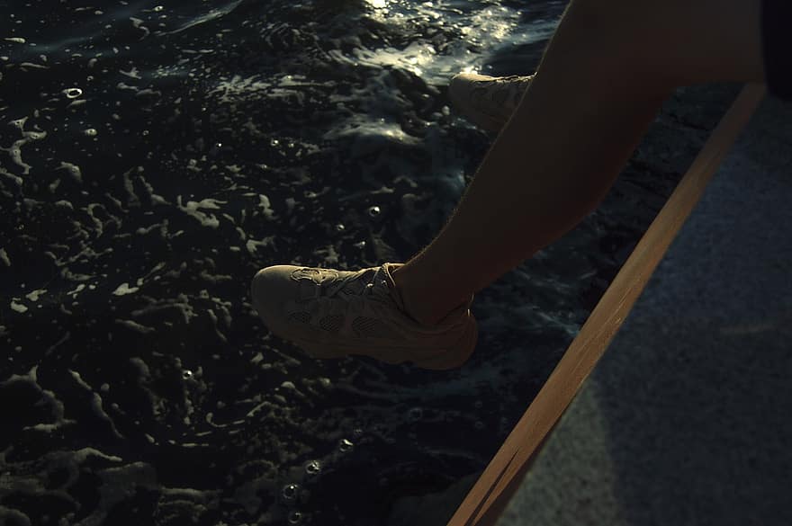 tenger, lábak, tornacipő