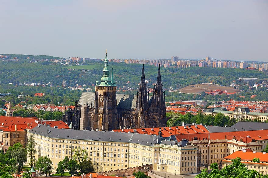 Prāga, pils, baznīca, pilsēta, mājas, jumti, horizonts, panorāma, vēsturiska, slavenā vieta, arhitektūra