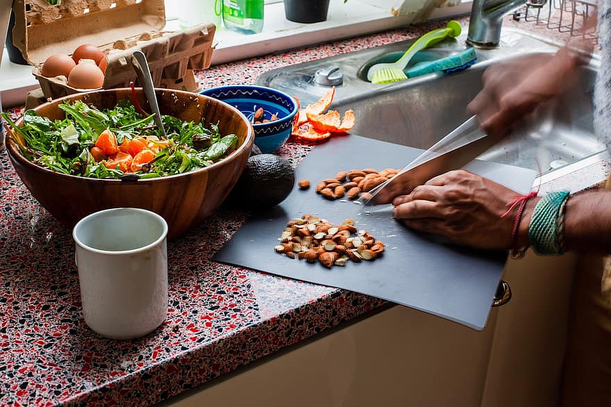 Küche, Salat, Einen Salat zubereiten, Vorbereitung des Essens, Mandelnüsse, Gemüsesalat