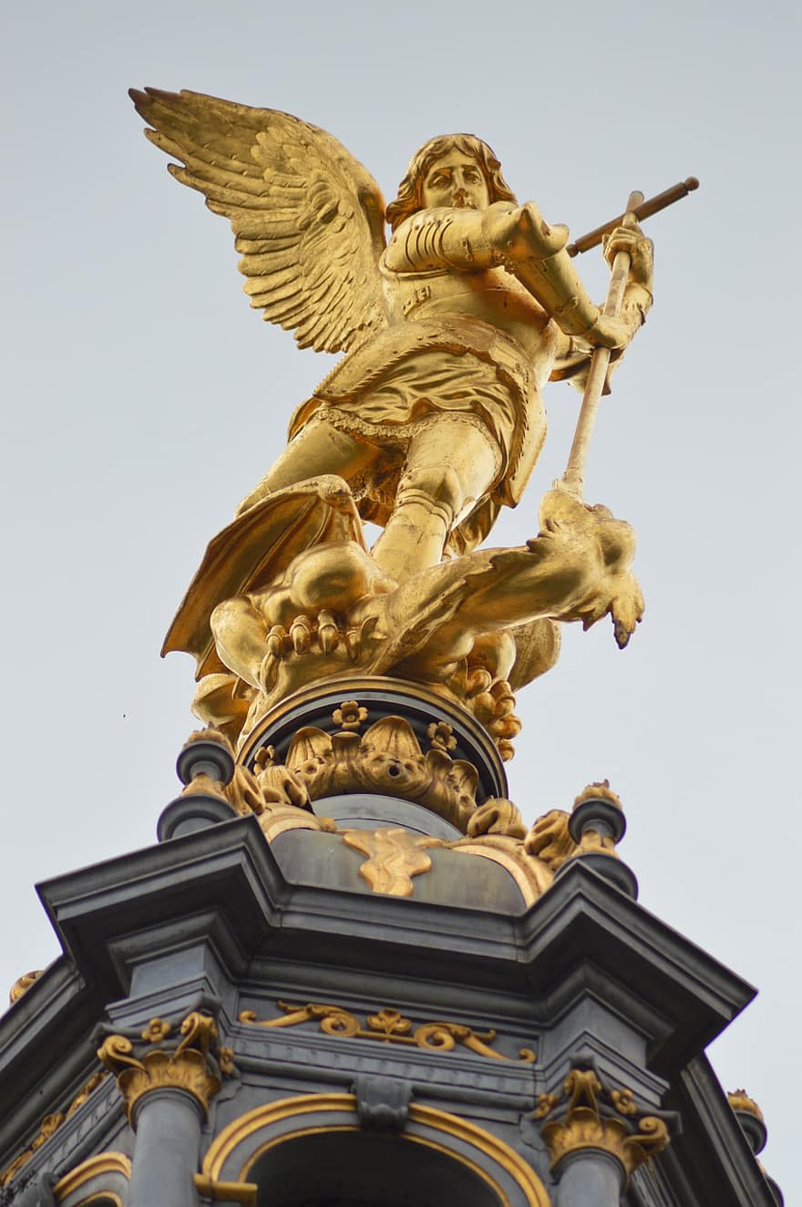 monument, statue, d'or, archange, saint michel, tuer, épée, dragon, mal, ailes, dominer
