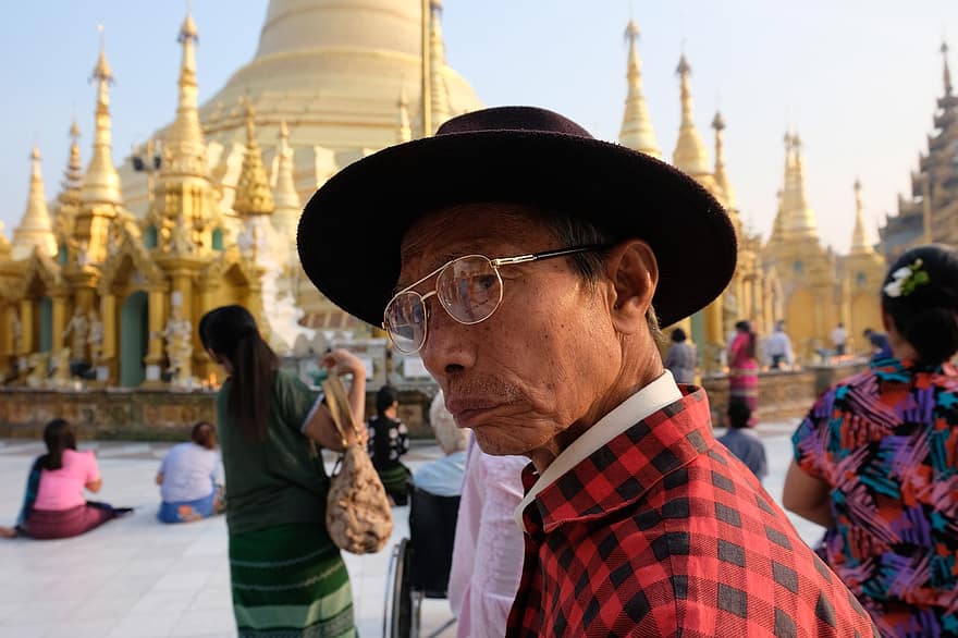 Férfi, emberek, Shwedagon, Utcai fotózás közelről, arc, szemek, yangon, utazás, pagoda