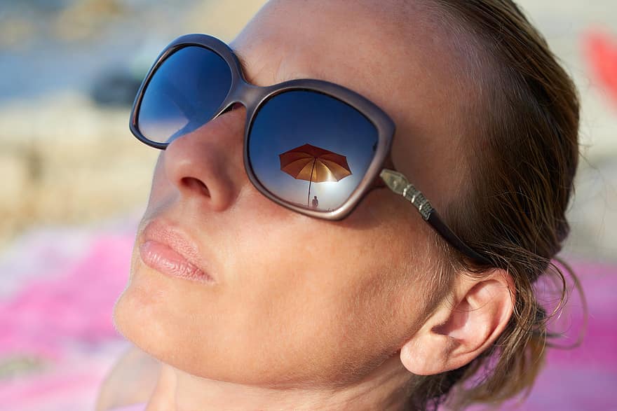 vrouw, strand, zee, zon, bril, parasol, reflectie, zonnebril, zomer, een persoon, detailopname