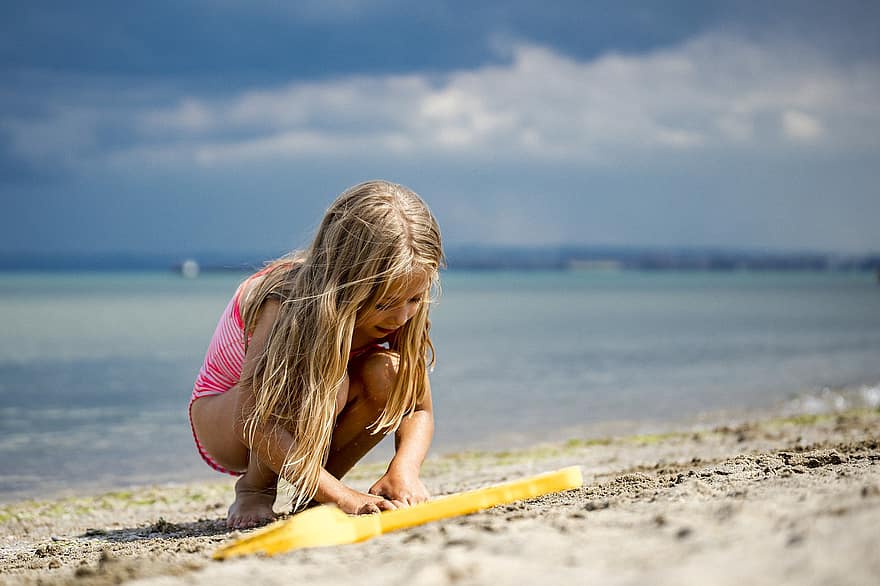 बच्चा, बीच, रेत, खेल, खेल रहे हैं, लड़की, बचपन, गर्मी, छुट्टी, फुर्सत, समुद्र का किनारा