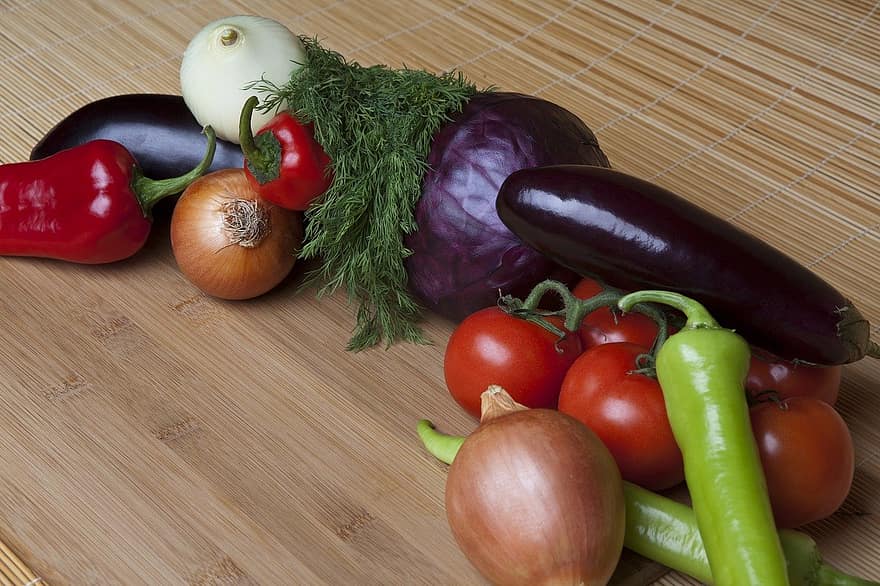 dārzeņi, ēdiens, sastāvdaļas, virtuves dēlis, sīpolu, Čili pipari, tomātu, kāposti, baklažāns, dilles, ražot