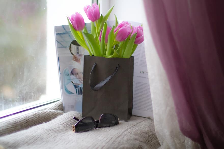tulipes, flors, gots, ulleres de sol, bouquet, flors de color rosa, glamour, moda, regal, bossa de regal, revista