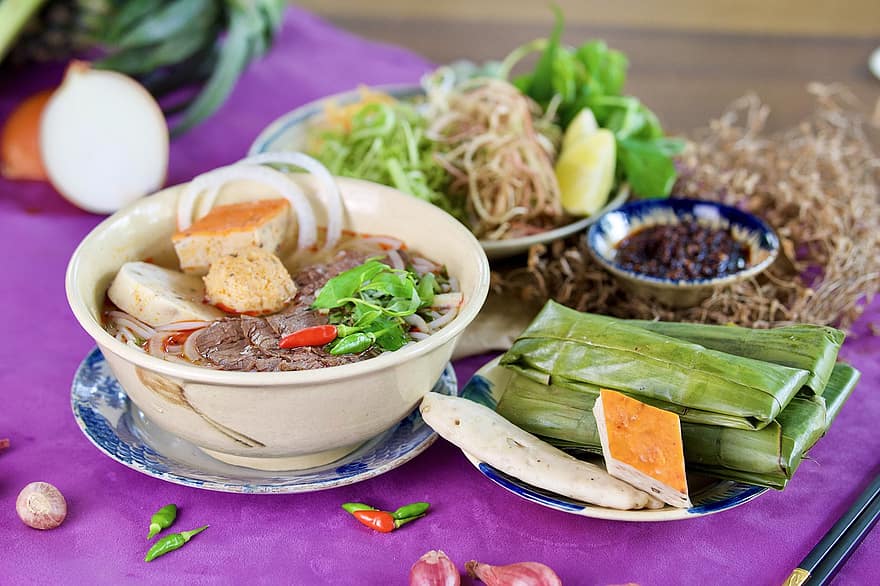 суп с говядиной и лапшой, Вьетнамский фо из говядины, вьетнамская кухня, вьетнамская еда