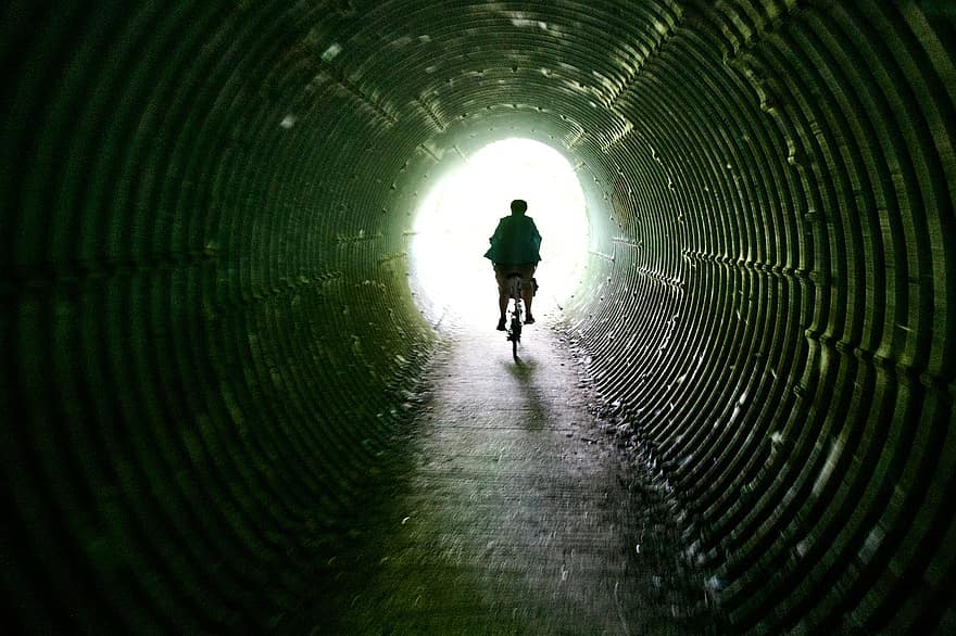 tunel, călăreț, lumină la capătul tunelului