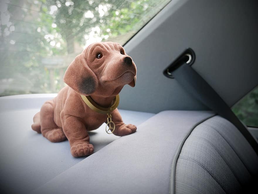 anjing mengangguk, mobil, rak parsel, anjing mainan, interior mobil, kursi belakang, mercedes, logo mercedes