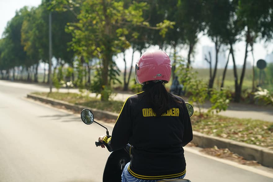 sieviete, braukšanu, motoru, darbu, skolā, uz ielas, phnom penh
