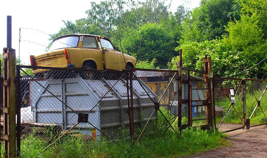 место, Предметы, свалка, старый, ржавый, автомобиль, ограждение, Trabant, желтый, исторический, зеленый