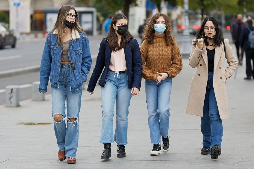 garotas, máscaras, coronavírus, caminhando, calçada, rua, urbano