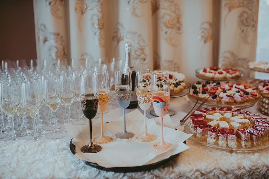 نظارات ، كيك ، بوفيه ، بوفيه حلويات ، نبيذ ، كؤوس النبيذ ، ستيمواري ، الأواني الزجاجية ، حفل زواج ، استقبال ، الاستقبال الخاص بالعرس
