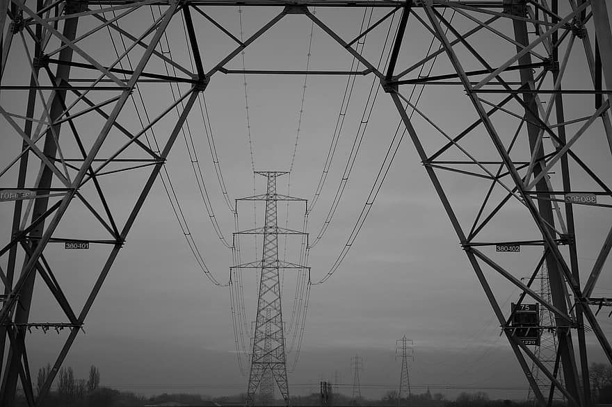 líneas eléctricas, elektriciteitsmast, torres de electricidad, cables eléctricos, en blanco y negro, fuente de alimentación, Alto voltaje, aire, cables, energía, eléctrico