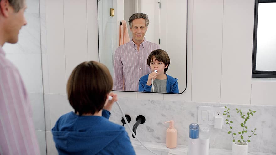 badkamer, tanden poetsen, vader en zoon, tandenborstel, hygiëne, binnenshuis, mannen, volwassen, vrouw, huisje boompje beestje, glimlachen