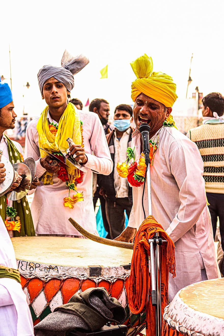 Ανθρωποι, άνδρες, Ινδός, τραγουδιστής, όργανα, ΜΟΥΣΙΚΗ, μικρόφωνο, ομάδα, εκτέλεση, τραγούδι, παράδοση