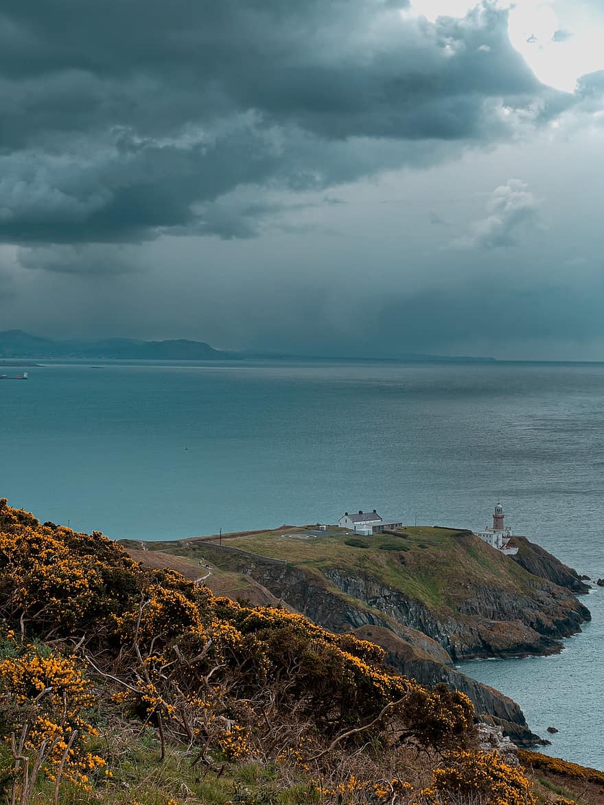 маяк, море, берег, гроза, облака, горизонт, океан, мрачность, растения, Ирландия, природа