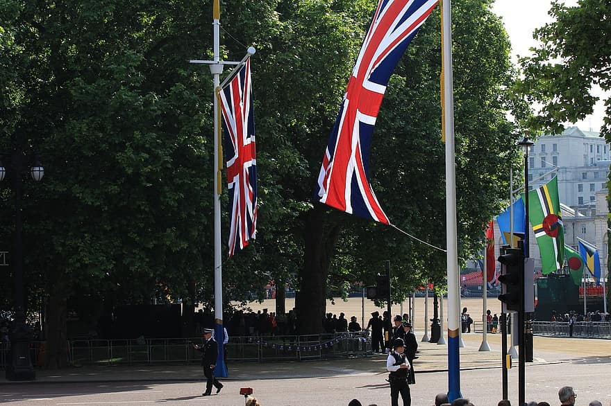 Kraliçe'nin Platin Jübilesi, Kraliçe'nin Doğum Günü Geçit Töreni, kraliçe ikinci Elizabeth, Kraliyet Ailesi, İngiliz Kraliyet Ailesi, Birleşik Krallık, uk, Buckingham Sarayı, Londra, amiral kemeri, York Dükü Anıtı