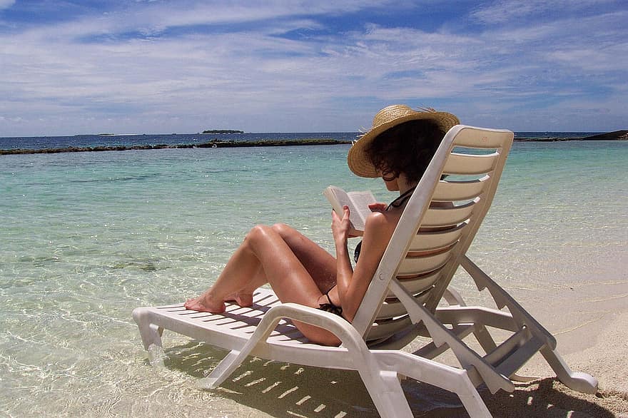 モルディブ、海、休日、女性、ビーチ、読む、日光浴、岸、帽子
