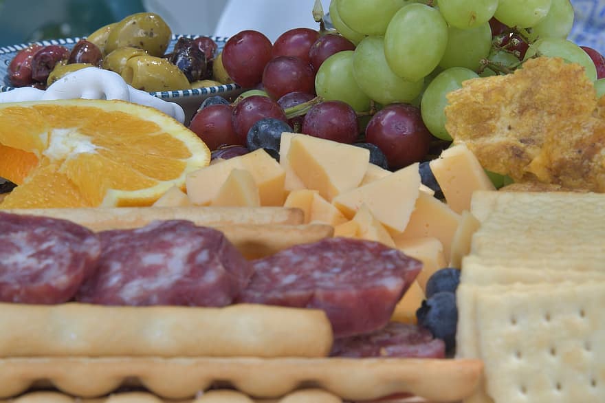 tabla de quesos, comida, bocadillo, queso, galletas, charcutería, uvas, barra de pan, un pan, chorizo, Olivos