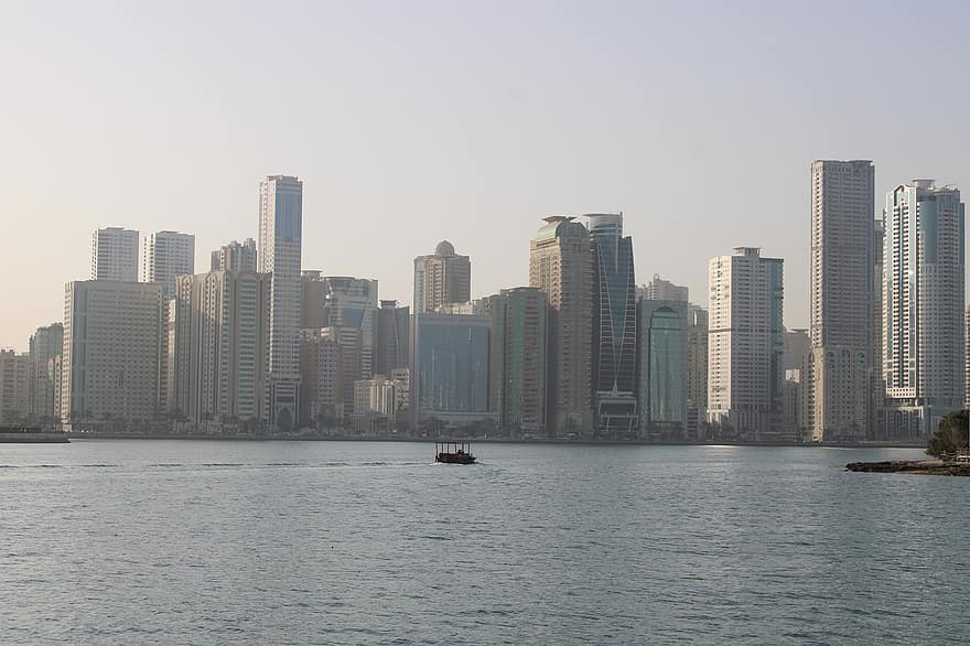 Sharjah, Dubai, ville, Urbain, l'horizon, immeubles, gratte ciel, paysage urbain, horizon urbain, extérieur du bâtiment, eau