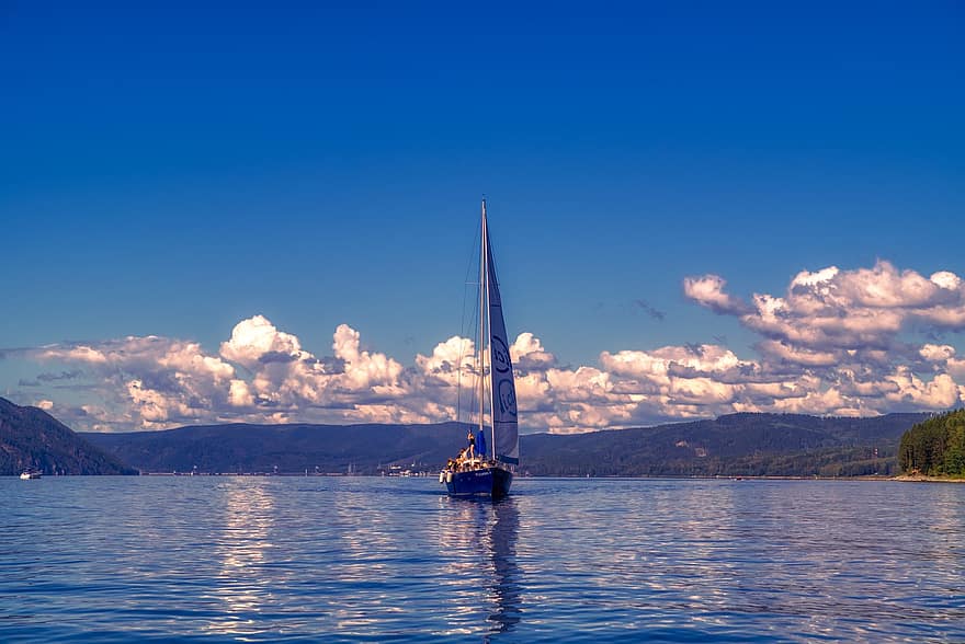 海、湖、水、ボート、帆船、ヨット、曇り空、青空、水の反射、クラスノヤルスコエ貯水池、クラスノヤルスク海