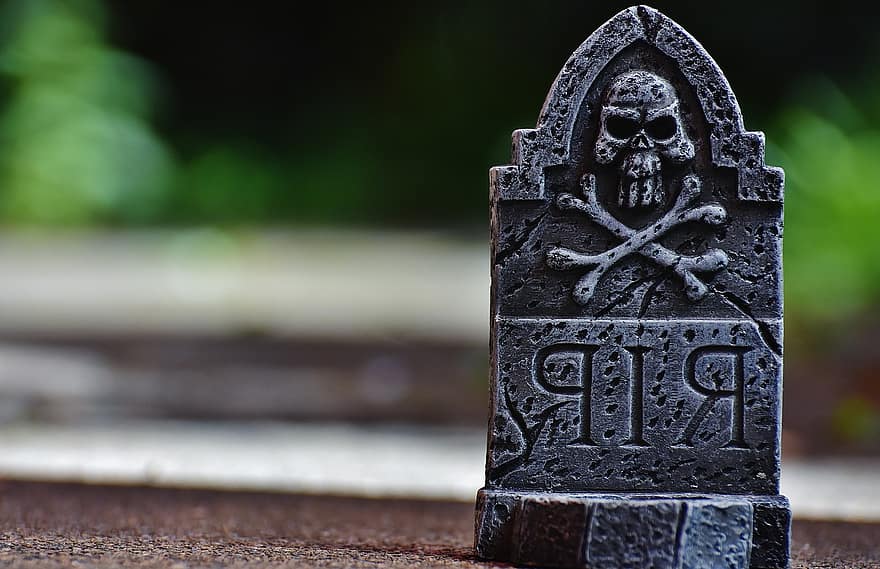 Helovinas, kapas, pilka, kaukolė ir kryžių kaulai