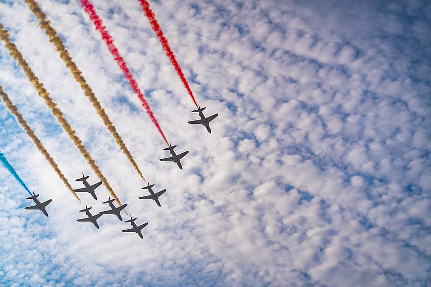 Flèches rouges, salon de l'aéronautique, ciel, acrobaties aériennes, avion, vol, Royal Air Force, Angleterre, Bournemouth, des nuages, en volant