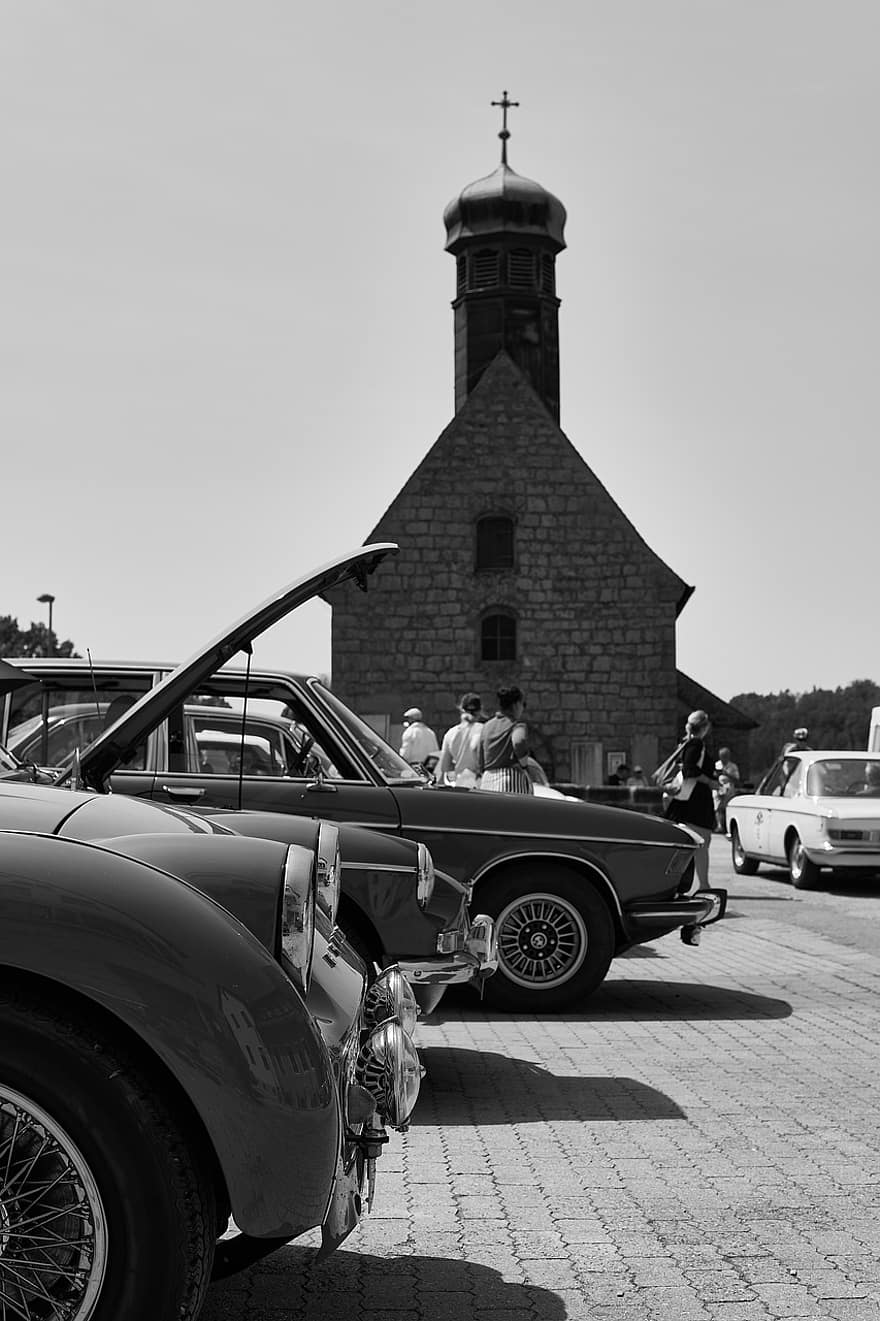 Εκκλησία, παρεκκλήσι, παλαιά αυτοκίνητα, vintage οχήματα, χώρος στάθμευσης