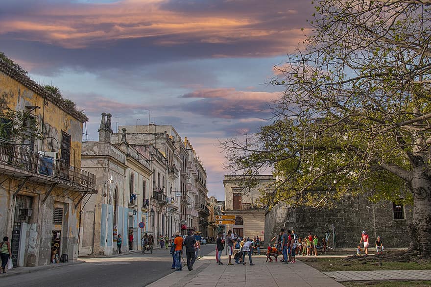 Havanna, Kuba, utca, emberek, épületek, régi épületek, város, öreg város