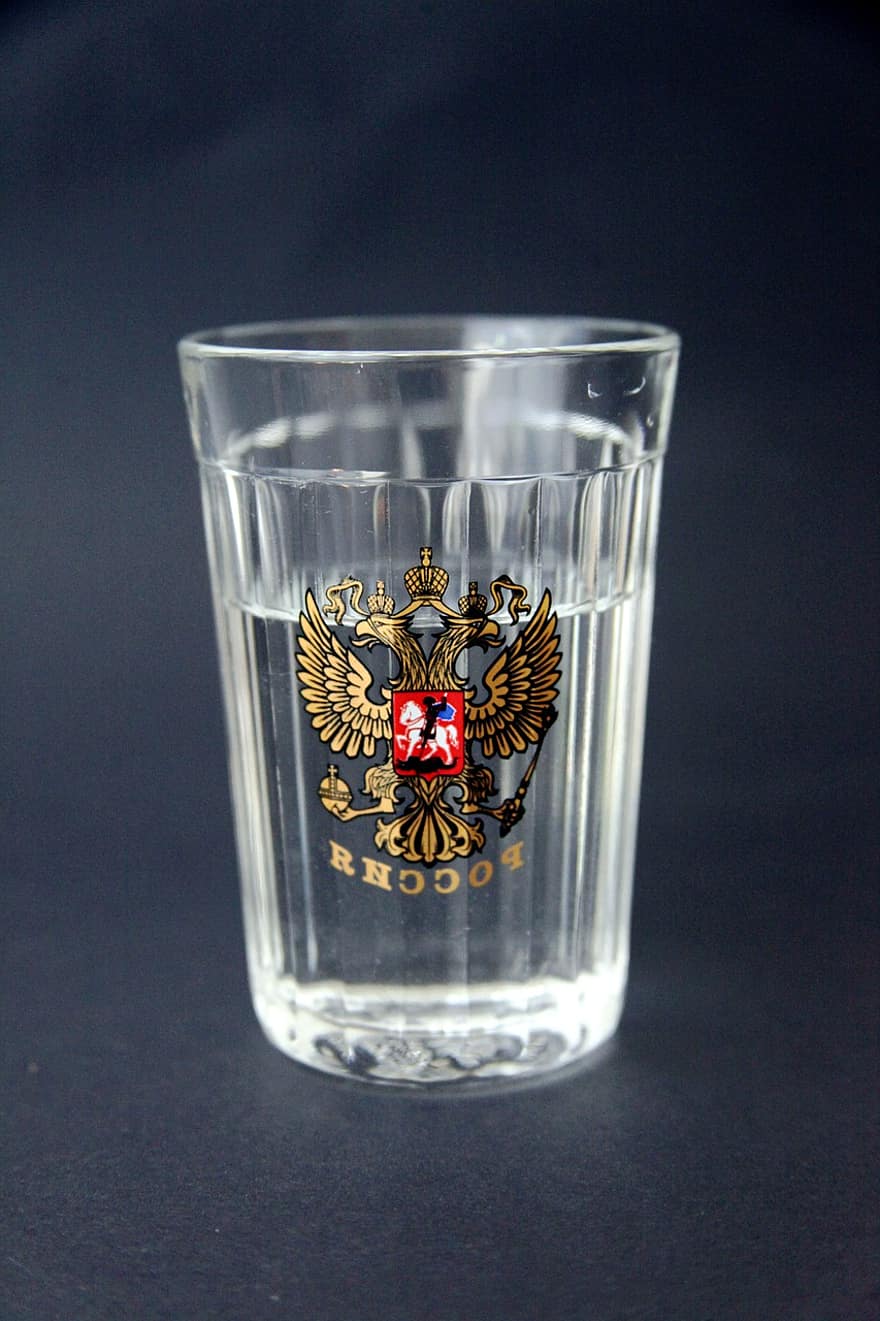 ウォッカ、ロシア、ドリンク、アルコール、税金、ロシア連邦、ガラス、閉じる、コップ、液体、単一オブジェクト
