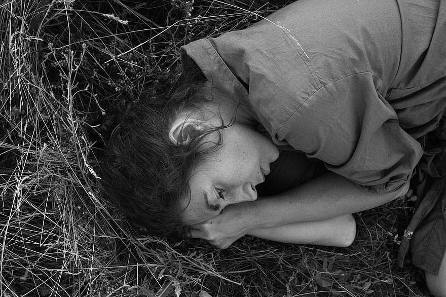 đàn bà, buồn, đồng cỏ, đen và trắng, cô đơn, con gái, nằm xuống, thư giãn, cỏ, cánh đồng