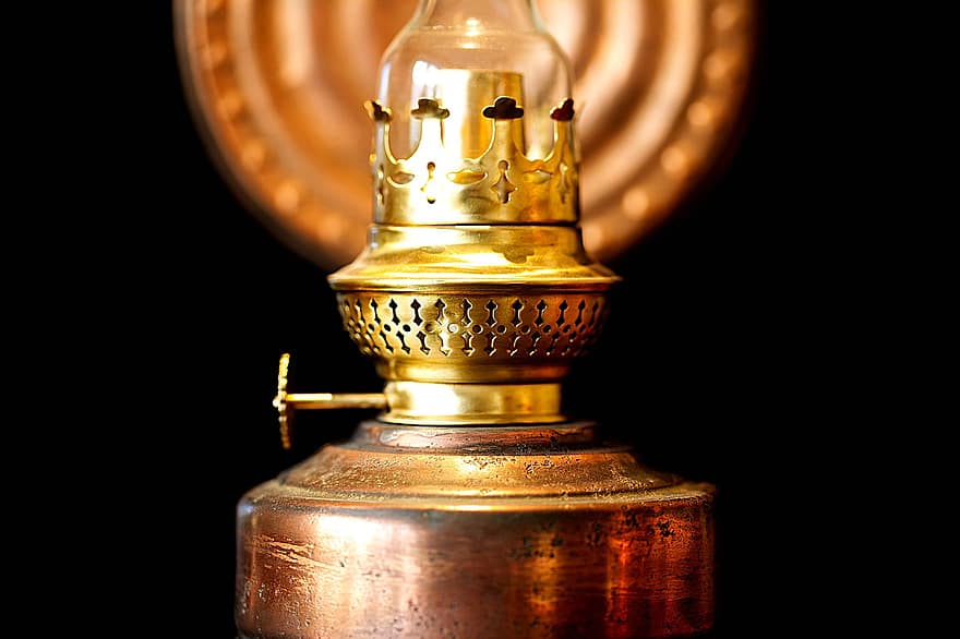 銅製オイルランプ、華やかな、古いランプ、家庭用品、閉じる、石油ランプ、マクロ