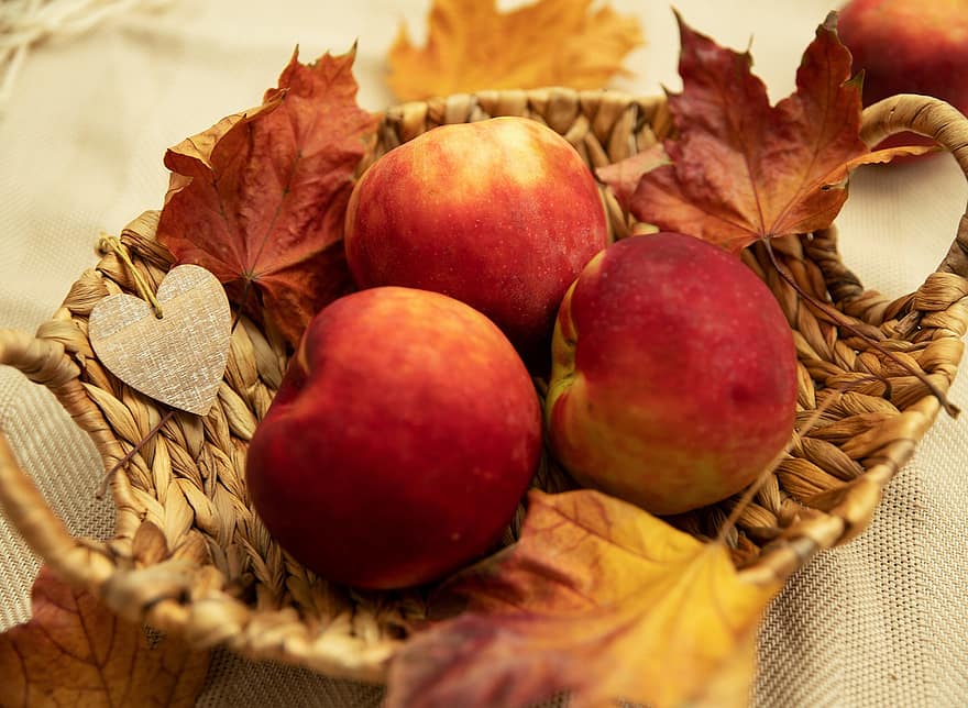 epler, frukt, røde epler, høstens frukt, blad, høst, gul, årstid, nærbilde, kurv, friskhet