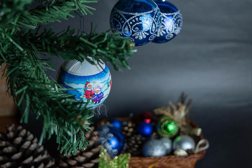 Navidad, bolas, adornos, árbol, lentes, brindis