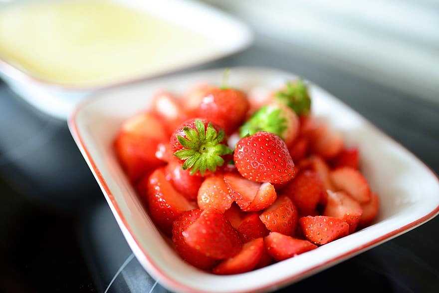 स्ट्रॉबेरीज, जामुन, फल, कट गया, पुडिंग, वैनिला पुडिंग, मिठाई, खाना, लाल, खा, स्वादिष्ट