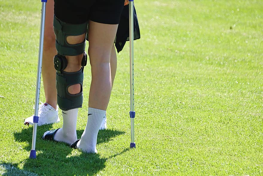 skade, smerte, krykker, ulykke, gåstol, support, knæ, sport, golf, græs, menneskelige ben