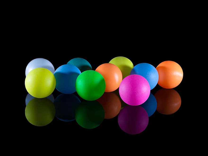 stalo teniso kamuoliukai, spalvingi rutuliai