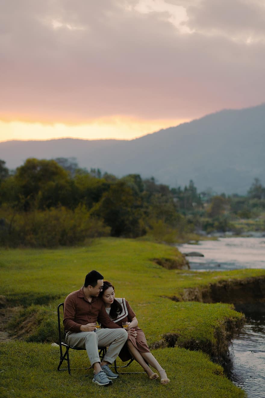 pasangan, tepi sungai, piknik, santai, waktu luang, alam, matahari terbenam, di luar rumah, kasih sayang, senja, laki-laki