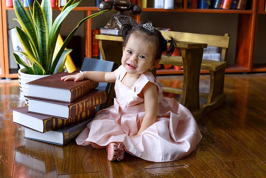 küçük kız, kitaplar, kütüphane, küçük prenses, yürümeye başlayan çocuk, çocuk, genç, gülümseyen, sevimli