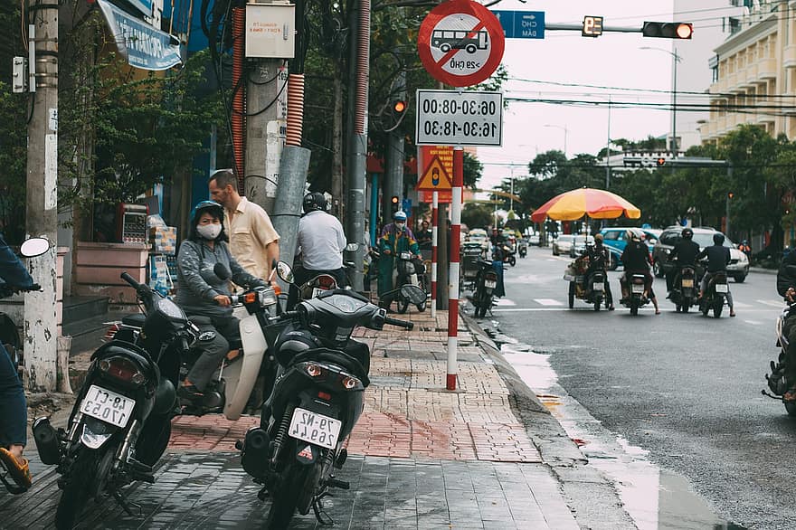 شارع ، حياة المدينة ، فيتنام ، نها ترانج ، دراجة نارية ، رجال ، حركة المرور ، وسائل النقل ، التحرير ، وسيلة تنقل ، السفر