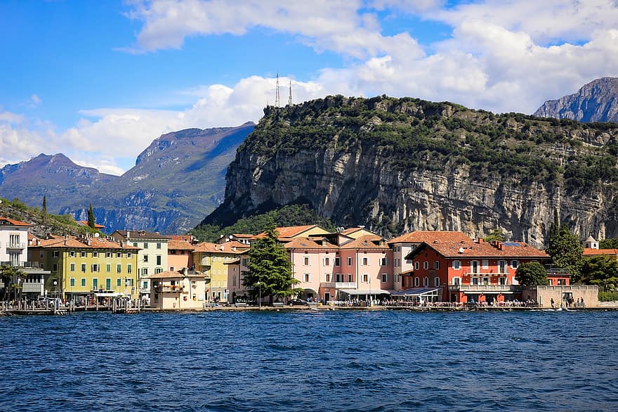 дома, здания, озеро, Lake Garda, панорама, горы, пейзаж, туризм, облака, Италия, утес